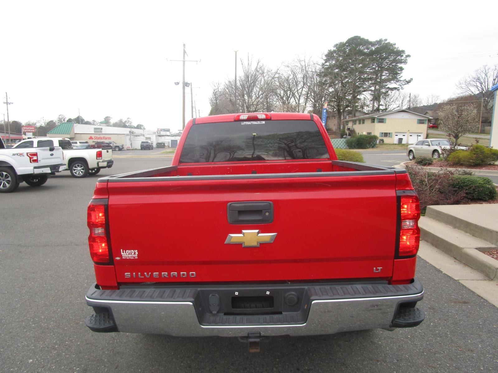 2017 RED /Black / Cloth Chevrolet Silverado 1500 LT Crew Cab 4WD (3GCUKRECXHG) with an 5.3L V8 OHV 16V engine, 6A transmission, located at 1814 Albert Pike Road, Hot Springs, AR, 71913, (501) 623-1717, 34.494228, -93.094070 - Photo #3